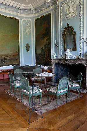 Grote salon van Kasteel Attre met origineel intact Louis XV-meubilair uit de 18e eeuw
