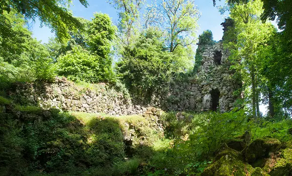 Kunstmatige rots van 33 meter gebouwd in 1788 in het park van Kasteel Attre, Henegouwen