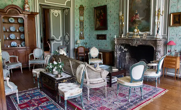 Groene salon van Kasteel Attre, intact 18e-eeuws meubilair en lambrisering